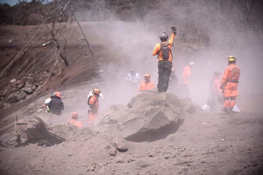 Equipos de rescate continúan las labores de búsqueda en el área de El Rodeo, en el departamento de Escuintla, Guatemala, tras la erupción el pasado domingo del Volcán de Fuego.&nbsp;