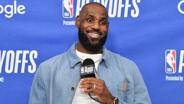 El astro de la NBA, LeBron James, durante una conferencia de prensa, el 11 de mayo de 2026.