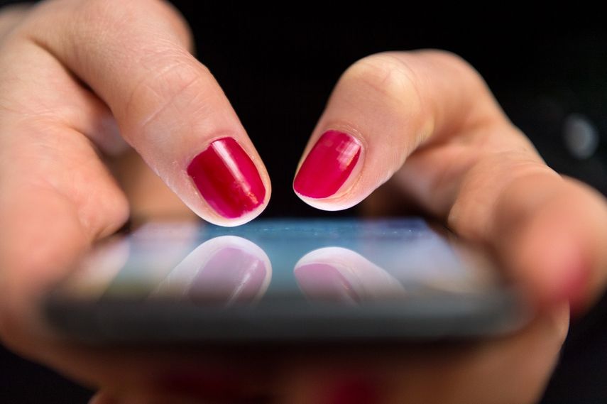 Una mujer utilizando un smartphone.