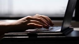 Una persona juega en su laptop.