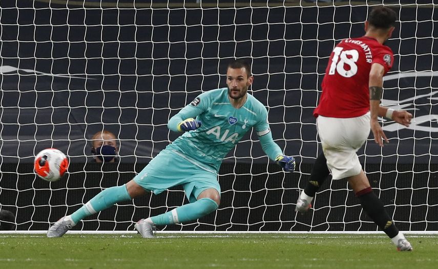 El mediocampista portugu&eacute;s Bruno Fernandes dispara para anotar durante el partido de f&uacute;tbol de la Premier League inglesa entre Tottenham Hotspur y Manchester United, el 19 de junio&nbsp;de 2020.