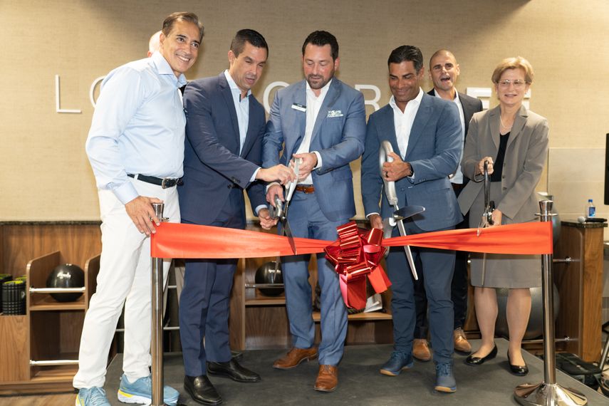 De izquierda a der., Bahram Akradi, ejecutivo principal y fundador de Life Time; Vince Lago, alcalde de Coral Gables; Gino Santia, director de la Villa Life Time Coral Gables; alcalde de Miami, Francis Suárez; y comisionada de Coral Gables Rhonda Anderson. Detrás, Frankie Ruiz, director del Maratón de Miami.&nbsp; &nbsp;