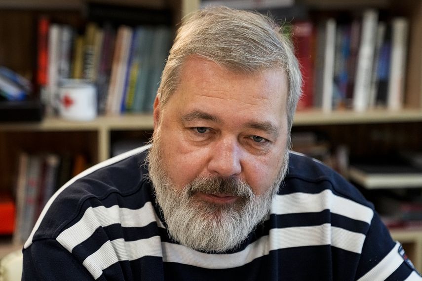En esta imagen de archivo, tomada el 7 de octubre de 2021, el editor de Novaya Gazeta, Dmitry Muratov, habla en una entrevista con The Associated Press en la sede del medio, en Moscú, Rusia.&nbsp;