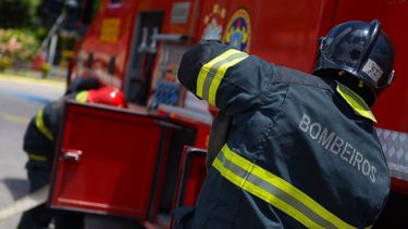 Bomberos brasileños combaten un incendio en una residencia en Boa Vista.