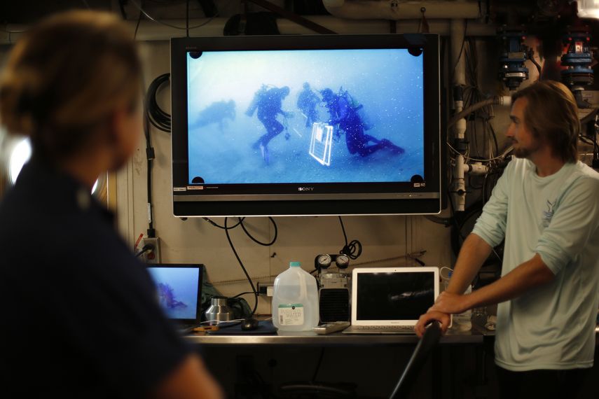 Investigadores y tripulaci&oacute;n a bordo del barco de investigaci&oacute;n Nancy Foster ven im&aacute;genes de buzos trabajando en Grays Reef, a unas 20 millas de la costa de Georgia, el mi&eacute;rcoles 4 de agosto de 2019.&nbsp;