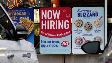 Un anuncio de empleos vacantes se exhibe en un restaurante en Northbrook, Illinois.