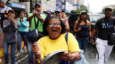Una mujer toca una cacerola en protesta contra el régimen de Nicolás Maduro.&nbsp;