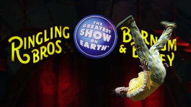 Un payaso de Ringling Bros. and Barnum & Bailey hace una acrobacia durante una función el 14 de enero de 2017 en Orlando, Florida. “El más grande espectáculo del mundo” regresará, sin animales, cinco años después de bajar el telón de su circo de tres pistas.&nbsp;