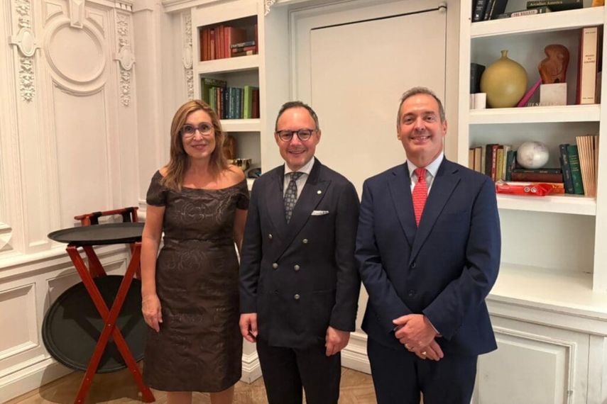 (De izq. a dcha.) Núria Vilanova (CEAPI), Xavier Espot (Presidente de Andorra) y Carlos Díaz-Rossilo (Centro Adam Smith).