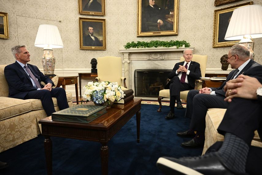 (De izq. a derecha) El presidente de la Cámara Baja, Kevin McCarthy. El presidente Joe Biden y Chuck Schumer, líder la mayoría demócrata en el Senado.