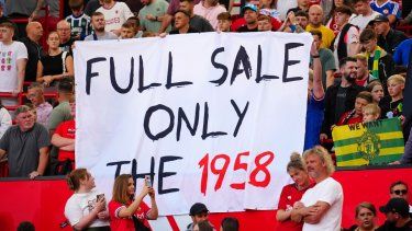 Seguidores del Manchester United develan una pancarta que pide la venta completa del equipo antes del encuentro contra el Brentford, el sábado 7 de octubre del 2023.&nbsp;