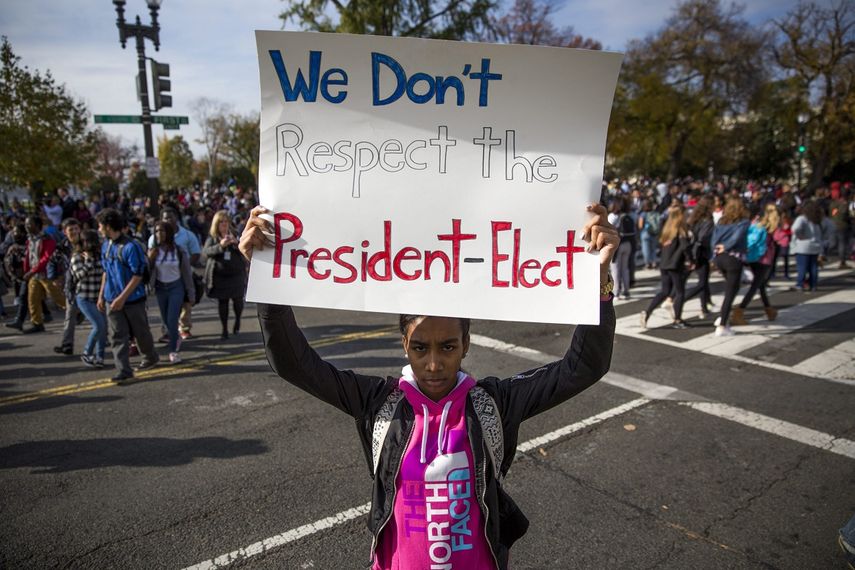 Una estudiante sostiene una pancarta en la que se puede leer No respetamos al presidente electo durante una manifestación contra la elección de Donald&nbsp;Trump, delante de la Corte Suprema de Justicia en Washington, Estados Unidos.