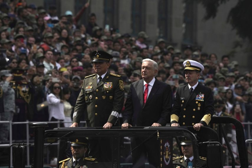 El presidente de México, Andrés Manuel López Obrador, junto a miembros del Alto Mando Militar, revisan las tropas antes del inicio del desfile anual del Día de la Independencia en el Zócalo, Ciudad de México.