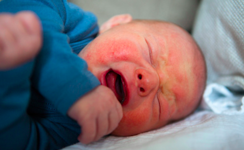 Los bebés de menos de seis meses se ven afectados por los cambios de horario. La alteración de su ritmo diario hace que no descansen tan bien y lloren más.