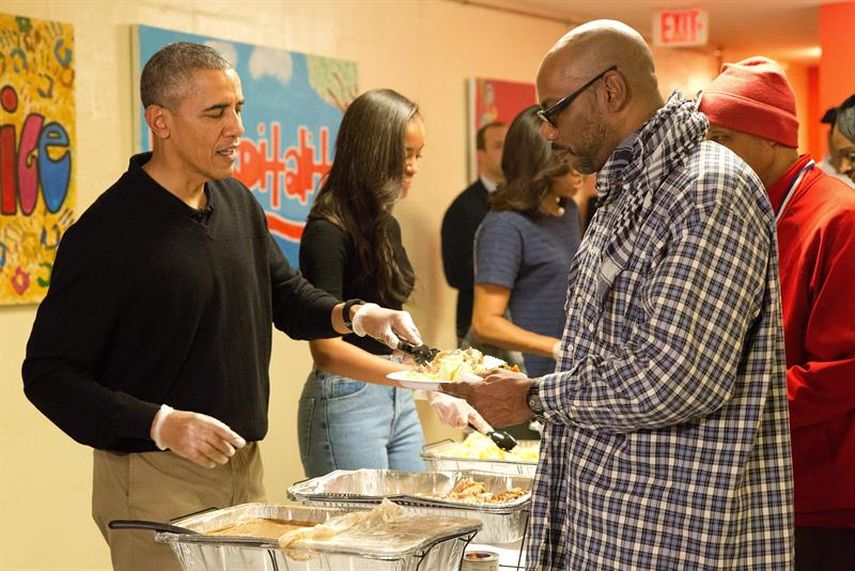 Obama y su familia sirven cenas de Acción de Gracias a personas sin hogar y veteranos en riesgo en Friendship Place, Washington.(EFE)