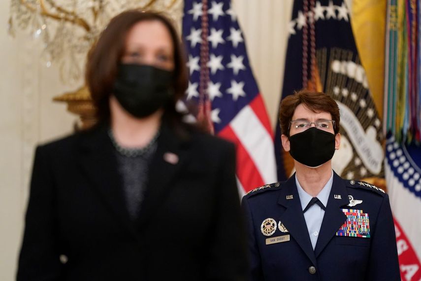 La general de la Fuerza Aérea de Estados Unidos, Jacqueline Van Ovost (atrás a la derecha) durante un evento.
