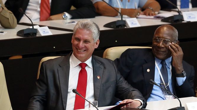 El nuevo gobernante cubano Miguel Díaz-Canel (izq.), junto al nuevo primer vicepresidente, Salvador Valdés Mesa.