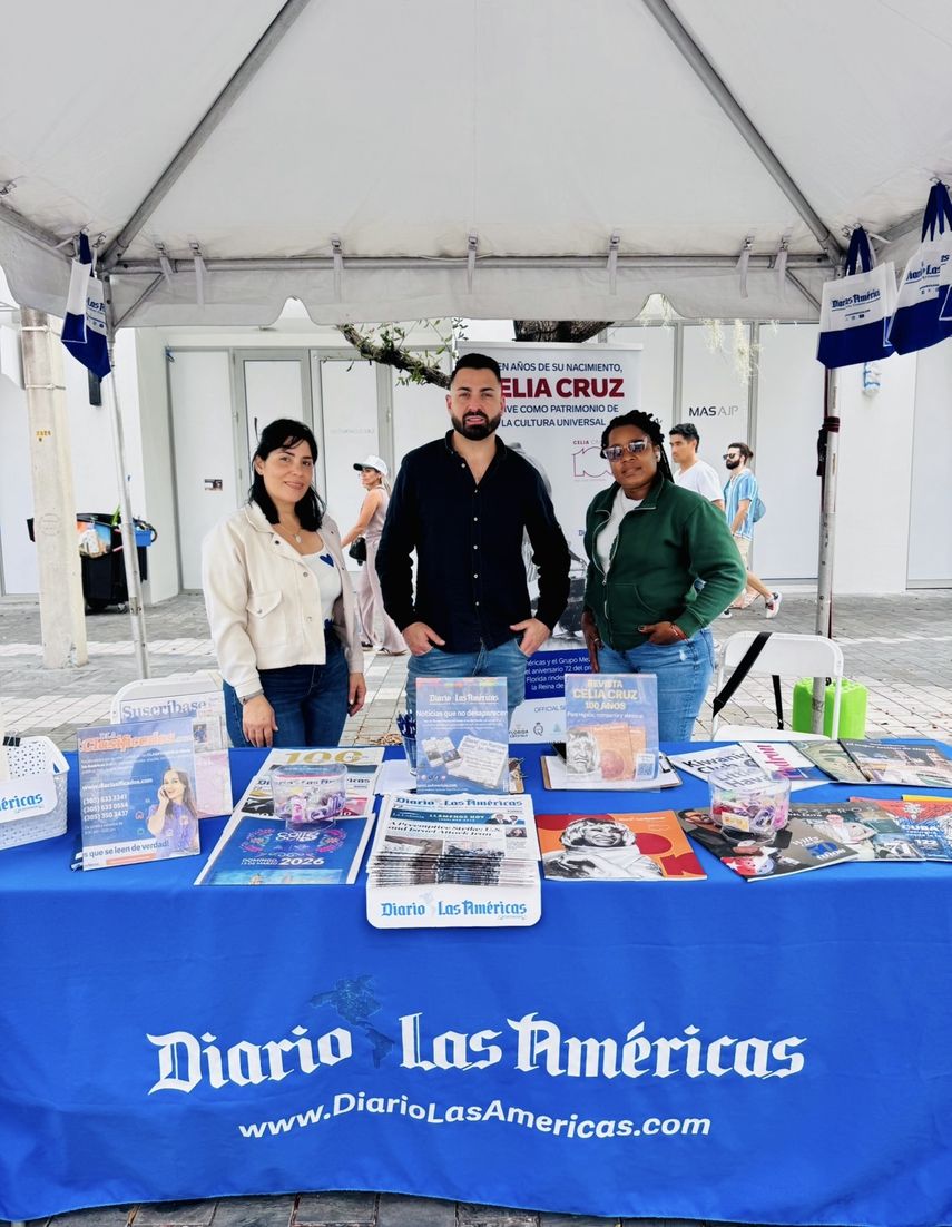 Equipo de DIARIO LAS AMÉRICAS comparte con asistentes y distribuye ejemplares en su stand. &nbsp;