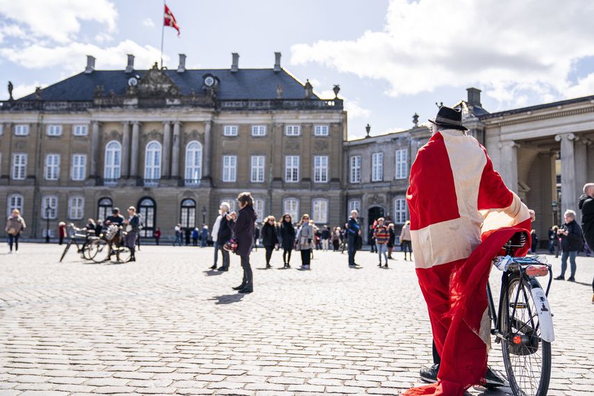 Daneses se congregan en la plaza del Palacio de Amalienborg en Copenhague para ayudar a celebrar el cumplea&ntilde;os 80 de la reina Margarita el jueves 16 de abril del 2020.&nbsp;