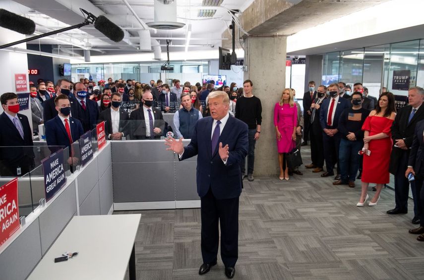 El presidente de Estados Unidos, Donald Trump, habla mientras visita la sede de su campaña en Arlington, Virginia, el 3 de noviembre de 2020.