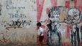 Un estudiante se apresura a ir a la escuela el primer día de clases en La Habana el 2 de septiembre de 2024.&nbsp;