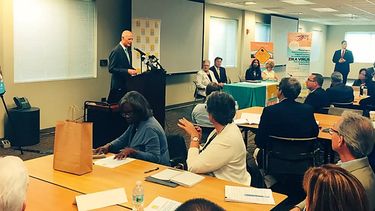 El gobernador de Florida, Rick Scott, habla durante un encuentro con especialistas de salud para prevenir posibles casos de zika en el Estado del Sol.