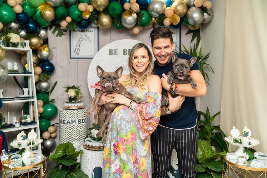 El chef James y su esposa, Russel Conde, muestran a sus perros, Mango y Coco.&nbsp;