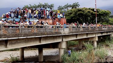 Centenares de venezolanos cruzaron en la mañana de este martes el puente internacional Simón Bolívar, que comunica al estado del Táchira con Cúcuta, luego de romper las barreras de seguridad de la Guardia Nacional.