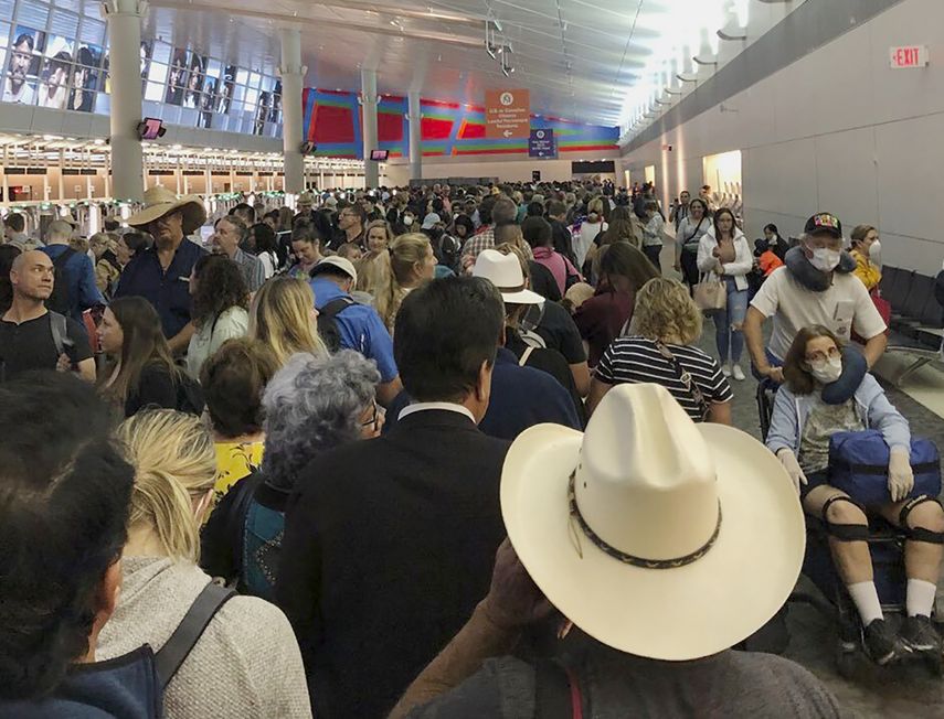 Imagen de la multitud en algunos aeropuertos de Estados Unidos.