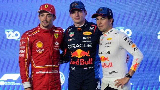 El piloto de Red Bull, Max Verstappen, posa con Charles Leclerc de Ferrari y su compañero Sergio Pérez tras quedar en la primera posición de la parrilla de salida el viernes 8 de marzo del 2024 para el Gran Premio de Arabia Saudí.&nbsp;
