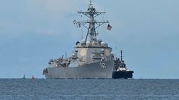 El buque de guerra USS Gravely se ve a lo lejos frente a la costa del Puerto de España el 26 de octubre de 2025. El buque de guerra USS Gravely se ve a lo lejos frente a la costa del Puerto de España el 26 de octubre de 2025.