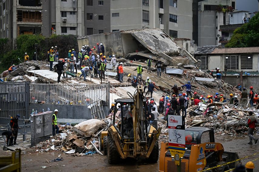 Trabajadores retiran escombros de un edificio colapsado en el barrio San Bernardino de Caracas el 28 de junio de 2026, tras los terremotos.