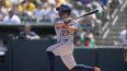 José Altuve #27 de los Astros de Houston conecta un sencillo productor que anota Jeremy Peña #3 contra los Atléticos en la parte alta de la primera entrada en el Sutter Health Park en Sacramento, California.&nbsp;