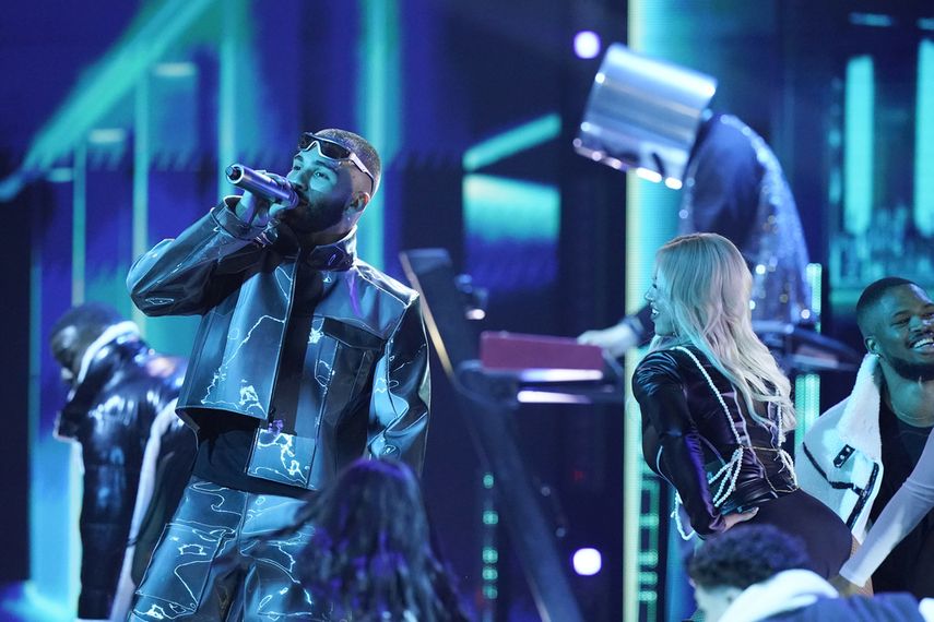 Manuel Turizo y Marshmello se presentan en los Premios Latin Billboard, el jueves 5 de octubre de 2023, en Coral Gables, Florida.