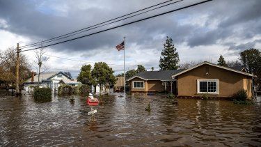 Una inundación circunda viviendas el martes 10 de enero de 2023 en Merced, California, en un momento en que el estado sigue siendo azotado por tormentas.&nbsp;