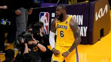 LeBron James (6) de Los Angeles Lakers reacciona después de encestar contra los Memphis Grizzlies durante el tiempo extra en el Juego 4 de una serie de playoffs de baloncesto de la NBA de primera ronda el lunes 24 de abril de 2023 en Los Ángeles.&nbsp; 