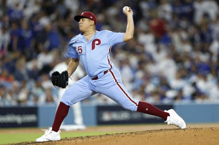 Ranger Suárez #55 de los Filis de Filadelfia lanza contra los Dodgers de Los Ángeles durante la séptima entrada del tercer juego de la Serie Divisional de la Liga Nacional en el Dodger Stadium el 8 de octubre de 2025 en Los Ángeles, California.&nbsp;