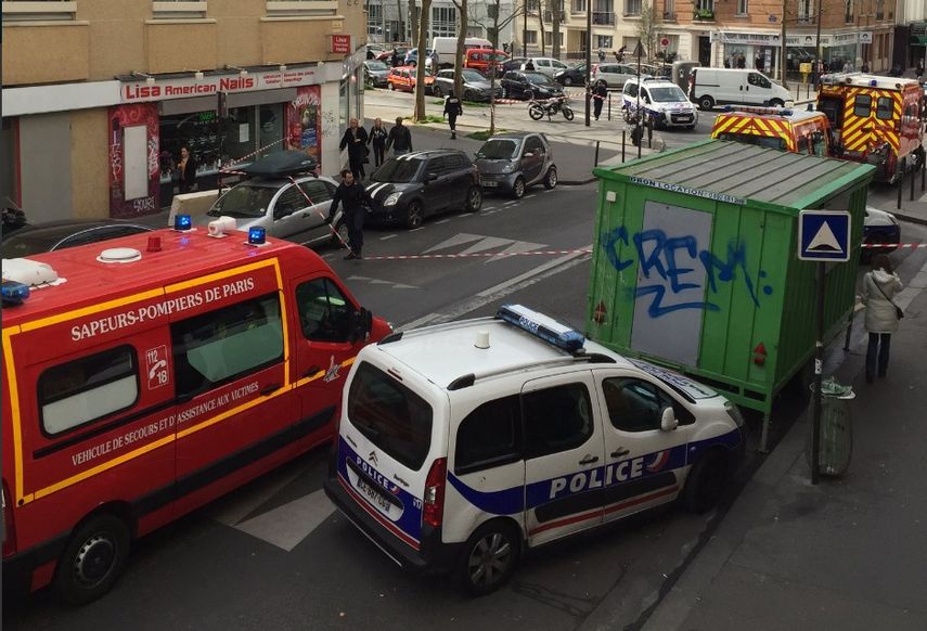 La policía desplegó un dispositivo de seguridad en el barrio, ubicado en el distrito XI de París, donde la circulación fue parcialmente cortada.