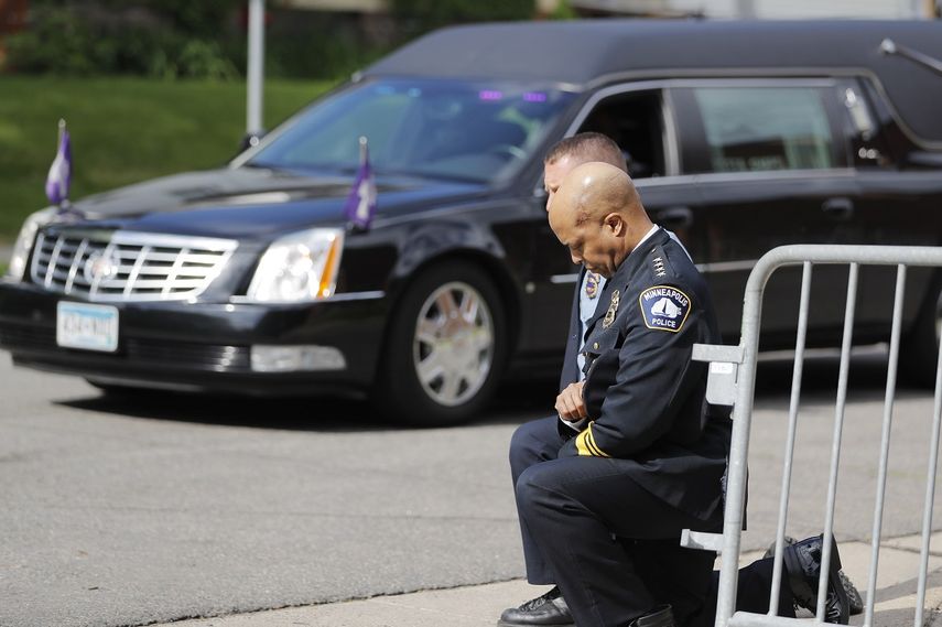 Agentes de la polic&iacute;a, incluido el jefe de la polic&iacute;a de Minneapolis Medaria Arradondo (en primer plano), se arrodillan mientras arriba el cuerpo de George Floyd previo a su funeral el jueves 4 de junio de 2020, en Minneapolis.&nbsp;