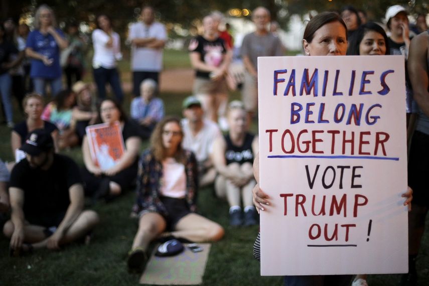 ersonas escuchan mientras alguien m&aacute;s habla durante una protesta contra pol&iacute;ticas de inmigraci&oacute;n de Estados Unidos, el viernes 12 de julio de 2019, en Kansas City, Missouri.&nbsp;