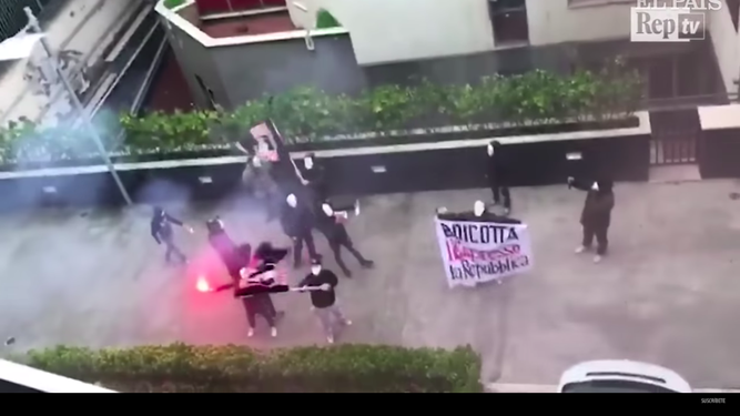 EL grupo neofascista trataba de intimidar a la redacción romana del periódico La Repubblica lanzando amenazas y bengalas en la puerta de sus oficinas. Llevaban una pancarta donde podía leerse Boicotea Repubblica y Espresso y se han encarado con uno de los periodistas del rotativo que les pedía explicaciones.