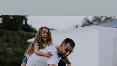 Toni Costa y Alaïa en una captura de pantalla de una de las historias de la cuenta de Instagram de Adamari López.&nbsp;