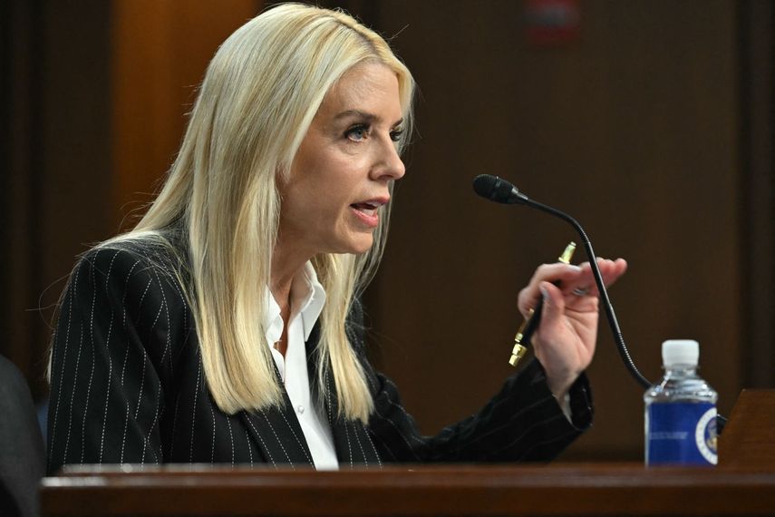 La exfiscal general de Florida, Pam Bondi, responde preguntas en su audiencia de confirmación en el Senado para el cargo de fiscal general de Estados Unidos.