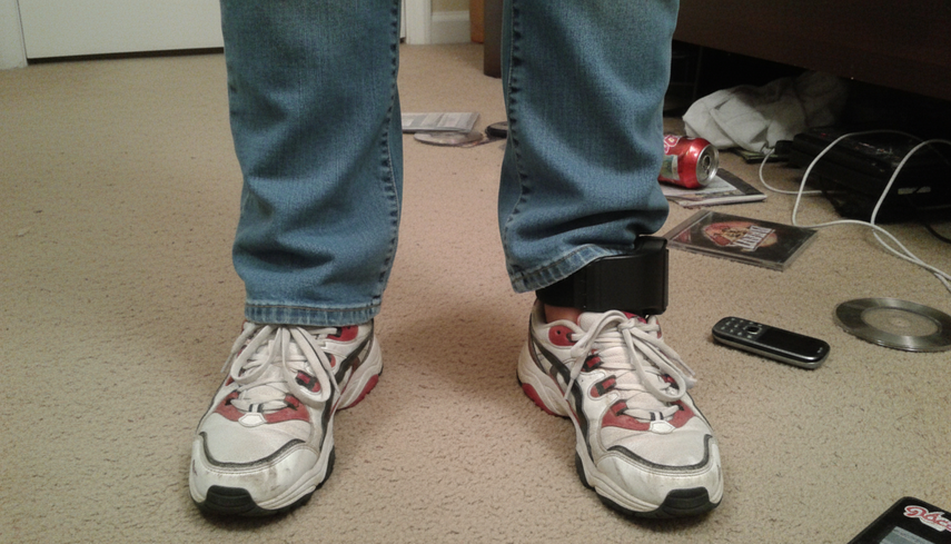 Grillete electrónico en el tobillo de una persona. Grillete electrónico en el tobillo de una persona.