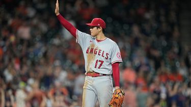 El japonés Shohei Ohtani, de los Angelinos de Los Ángeles, hace una seña al plato, luego de permitir su primer hit del juego del miércoles 20 de abril de 2022, ante los Astros de Houston&nbsp;