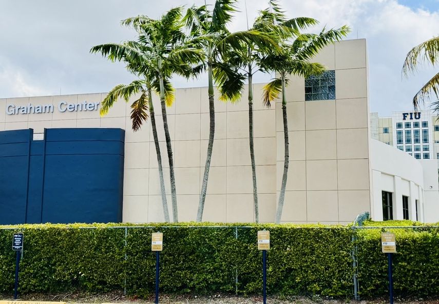 El centro Graham de FIU acoge a los participantes del foro.