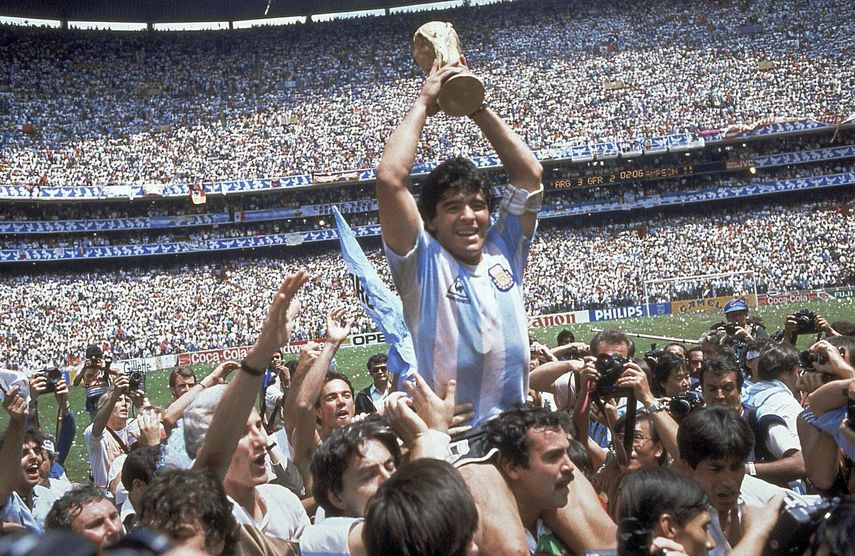 En esta foto del 29 de junio de 1986, Diego Maradona alza la Copa Mundial tras la victoria de Argentina 3-2 ante Alemania en la final, en el estadio Azteca de la Ciudad de México. Maradona ha fallecido de un paro cardiaco, el miércoles 25 de noviembre de 2020, en Buenos Aires.&nbsp;