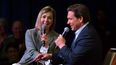 El gobernador de Florida Ron DeSantis habla en un evento con la gobernadora de Iowa Kim Reynolds, en Davenport, Iowa.