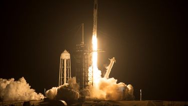 Lanzamiento del cohete Falcon 9 de SpaceX con la misión tripulada a la Estación Espacial Internacional.