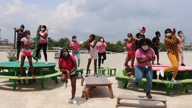Niños y adolescentes en el Lotus House durante la grabación del video para recaudar fondos.